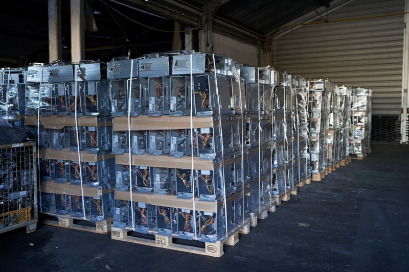 Gebrauchte Computer auf Paletten in einer Recyclinganlage für elektronische Geräte und Altgeräteaufbereitung.