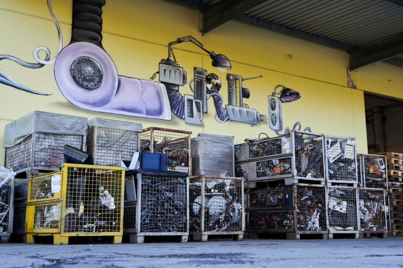 Elektroschrott in Gitterboxen in einer Erstbehandlungsanlage für Recycling und Wiederverwertung elektronischer Geräte.